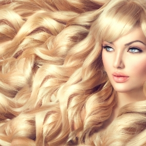 Blonde volume with hair extensions
